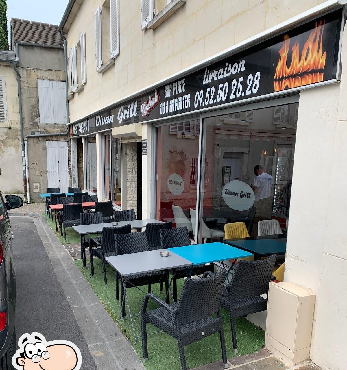 Terrasse et façade du Divan Grill